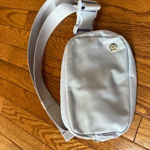 Like new Everywhere Belt Bag 1L